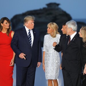 Le président américain Donald Trump avec sa femme Melania Trump, le président français Emmanuel Macron avec sa femme Brigitte Macron, le président chilien Sebastian Pinera avec sa femme Cecilia Morel - Les dirigeants du G7 et leurs invités posent pour une photo de famille lors du sommet du G7 à Biarritz, France, le 25 août 2019. © Dominique Jacovides/Bestimage