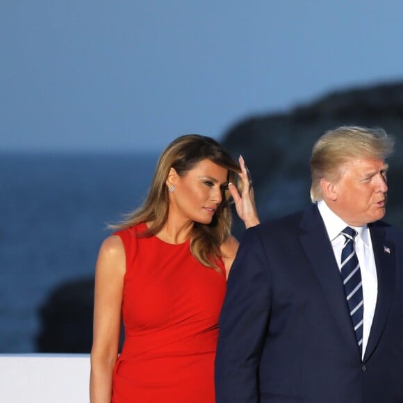 Le président américain Donald Trump avec sa femme Melania Trump, le président français Emmanuel Macron avec sa femme Brigitte Macron, le président chilien Sebastian Pinera avec sa femme Cecilia Morel - Les dirigeants du G7 et leurs invités posent pour une photo de famille lors du sommet du G7 à Biarritz, France, le 25 août 2019. © Dominique Jacovides/Bestimage