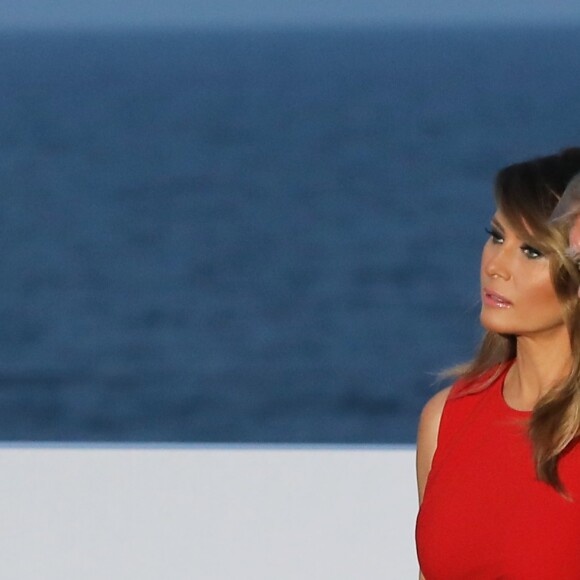 Le président américain Donald Trump avec sa femme Melania Trump - Les dirigeants du G7 et leurs invités posent pour une photo de famille lors du sommet du G7 à Biarritz, France, le 25 août 2019. © Dominique Jacovides/Bestimage
