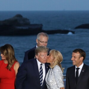 Le président américain Donald Trump avec sa femme Melania Trump, le président français Emmanuel Macron avec sa femme Brigitte Macron - Les dirigeants du G7 et leurs invités posent pour une photo de famille lors du sommet du G7 à Biarritz, France, le 25 août 2019. © Stéphane Lemouton/Bestimage