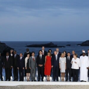 (Première rangée) Le Premier ministre britannique Boris Johnson, le président sud-africain Cyril Ramaphosa, le président rwandais Paul Kagame, le président égyptien Abdel Fattah al-Sisi, le Premier ministre japonais Shinzo Abe avec sa femme Akie Abe, le Premier ministre canadien, Justin Trudeau, le président américain Donald Trump avec sa femme Melania Trump, le président français Emmanuel Macron avec sa femme Brigitte Macron, La chancelière allemande Angela Merkel, le président sénégalais Macky Sall, le président burkinabé Roch Marc Christian Kaboré, le président chilien Sebastian Pinera avec sa femme Cecilia Morel, le Premier ministre italien Giuseppe Conte et le président du Conseil européen Donald Tusk avec sa femme Malgorzata Tusk (Deuxième rangée) le président de la Commission de l'Union africaine, Moussa Faki Mahamat , le président de la Banque mondiale David Malpass avec sa femme Adele Malpass, le Premier ministre australien Scott Morrison avec sa femme Jenny Morrison,, le secrétaire général des Nations Unies Antonio Guterres, le Premier ministre indien Narendra Modi, le Premier ministre espagnol, Pedro Sanchez, le secrétaire général de l'OCDE, Jose Angel Gurria, et le président de la Banque africaine de développement, Akinwumi Adesina - Les dirigeants du G7 et leurs invités posent pour une photo de famille lors du sommet du G7 à Biarritz, France, le 25 août 2019. © Stéphane Lemouton/Bestimage