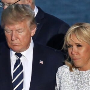 Le Premier ministre canadien, Justin Trudeau, le président américain Donald Trump avec sa femme Melania Trump, le président français Emmanuel Macron avec sa femme Brigitte Macron, - Les dirigeants du G7 et leurs invités posent pour une photo de famille lors du sommet du G7 à Biarritz, France, le 25 août 2019. © Stéphane Lemouton/Bestimage