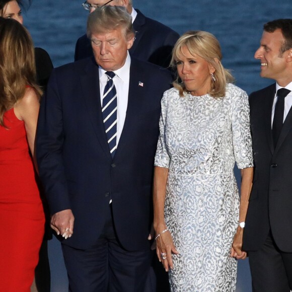 Le Premier ministre canadien, Justin Trudeau, le président américain Donald Trump avec sa femme Melania Trump, le président français Emmanuel Macron avec sa femme Brigitte Macron, - Les dirigeants du G7 et leurs invités posent pour une photo de famille lors du sommet du G7 à Biarritz, France, le 25 août 2019. © Stéphane Lemouton/Bestimage