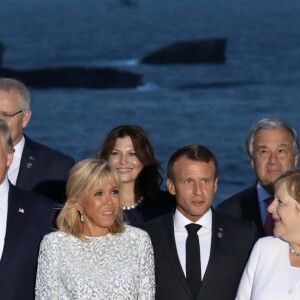 Le Premier ministre canadien, Justin Trudeau, le président américain Donald Trump avec sa femme Melania Trump, le président français Emmanuel Macron avec sa femme Brigitte Macron, La chancelière allemande Angela Merkel, le président sénégalais Macky Sall, le président burkinabé Roch Marc Christian Kaboré - Les dirigeants du G7 et leurs invités posent pour une photo de famille lors du sommet du G7 à Biarritz, France, le 25 août 2019. © Stéphane Lemouton/Bestimage