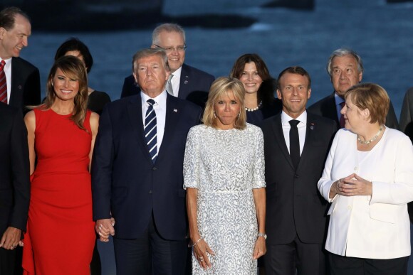 Le président américain Donald Trump avec sa femme Melania Trump, le président français Emmanuel Macron avec sa femme Brigitte Macron, La chancelière allemande Angela Merkel - Les dirigeants du G7 et leurs invités posent pour une photo de famille lors du sommet du G7 à Biarritz, France, le 25 août 2019. © Stéphane Lemouton/Bestimage