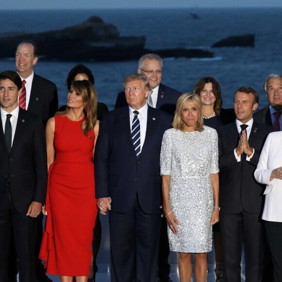 e Premier ministre canadien, Justin Trudeau, le président américain Donald Trump avec sa femme Melania Trump, le président français Emmanuel Macron avec sa femme Brigitte Macron, La chancelière allemande Angela Merkel, le président sénégalais Macky Sall, le président burkinabé Roch Marc Christian Kaboré - Les dirigeants du G7 et leurs invités posent pour une photo de famille lors du sommet du G7 à Biarritz, France, le 25 août 2019. © Stéphane Lemouton/Bestimage