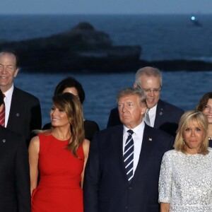 Le Premier ministre japonais Shinzo Abe avec sa femme Akie Abe, le Premier ministre canadien, Justin Trudeau, le président américain Donald Trump avec sa femme Melania Trump, le président français Emmanuel Macron avec sa femme Brigitte Macron, La chancelière allemande Angela Merkel, le président sénégalais Macky Sall - Les dirigeants du G7 et leurs invités posent pour une photo de famille lors du sommet du G7 à Biarritz, France, le 25 août 2019. © Stéphane Lemouton/Bestimage