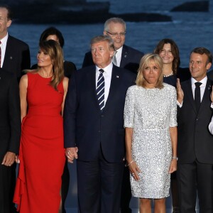 Le Premier ministre japonais Shinzo Abe, le Premier ministre canadien, Justin Trudeau, le président américain Donald Trump avec sa femme Melania Trump, le président français Emmanuel Macron avec sa femme Brigitte Macron, La chancelière allemande Angela Merkel - Les dirigeants du G7 et leurs invités posent pour une photo de famille lors du sommet du G7 à Biarritz, France, le 25 août 2019. © Stéphane Lemouton/Bestimage