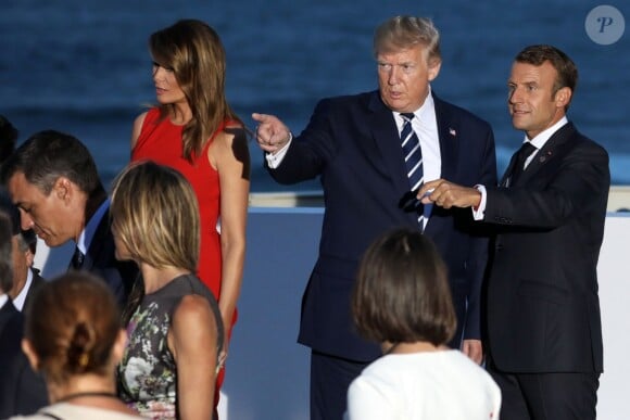 La Première Dame Melania Trump, le président américain Donald Trump, le président français Emmanuel Macron - Les dirigeants du G7 et leurs invités posent pour une photo de famille lors du sommet du G7 à Biarritz, France, le 25 août 2019. © Stéphane Lemouton/Bestimage