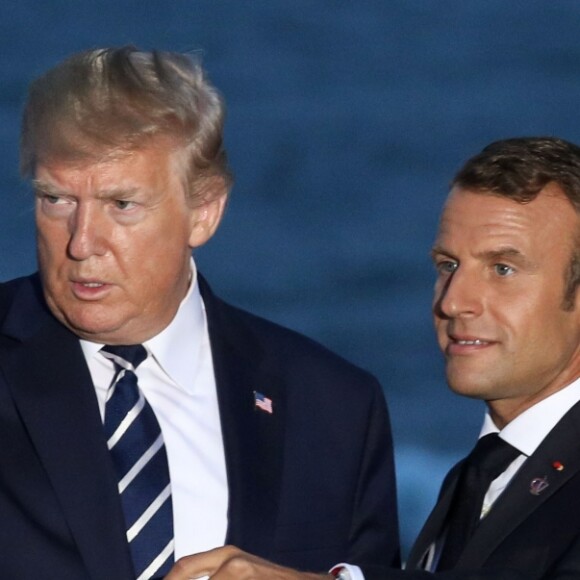 La Première Dame Melania Trump, le président américain Donald Trump, le président français Emmanuel Macron - Les dirigeants du G7 et leurs invités posent pour une photo de famille lors du sommet du G7 à Biarritz, France, le 25 août 2019. © Stéphane Lemouton/Bestimage