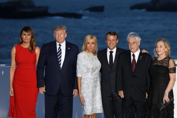 Le président américain Donald Trump avec sa femme Melania Trump, le président français Emmanuel Macron avec sa femme Brigitte Macron, le président chilien Sebastian Pinera avec sa femme Cecilia Morel - Les dirigeants du G7 et leurs invités posent pour une photo de famille lors du sommet du G7 à Biarritz, France, le 25 août 2019. © Stéphane Lemouton/Bestimage