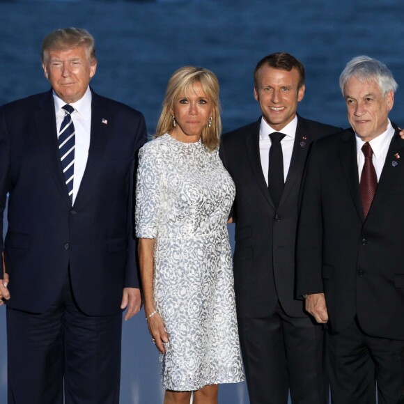 Le président américain Donald Trump avec sa femme Melania Trump, le président français Emmanuel Macron avec sa femme Brigitte Macron, le président chilien Sebastian Pinera avec sa femme Cecilia Morel - Les dirigeants du G7 et leurs invités posent pour une photo de famille lors du sommet du G7 à Biarritz, France, le 25 août 2019. © Stéphane Lemouton/Bestimage