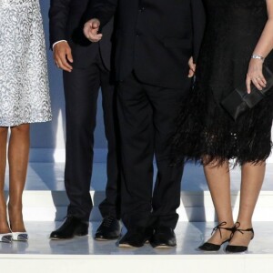 Le président américain Donald Trump avec sa femme Melania Trump, le président français Emmanuel Macron avec sa femme Brigitte Macron, le président chilien Sebastian Pinera avec sa femme Cecilia Morel - Les dirigeants du G7 et leurs invités posent pour une photo de famille lors du sommet du G7 à Biarritz, France, le 25 août 2019. © Stéphane Lemouton/Bestimage