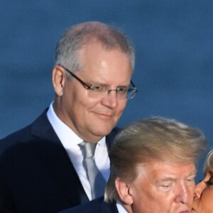 Le président américain Donald Trump avec sa femme Melania Trump, le président français Emmanuel Macron avec sa femme Brigitte Macron - Les dirigeants du G7 et leurs invités posent pour une photo de famille lors du sommet du G7 à Biarritz, France, le 25 août 2019.