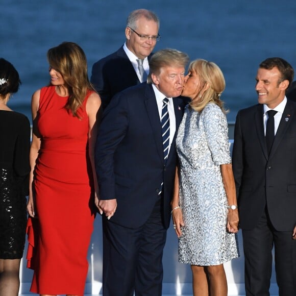 Le président américain Donald Trump avec sa femme Melania Trump, le président français Emmanuel Macron avec sa femme Brigitte Macron - Les dirigeants du G7 et leurs invités posent pour une photo de famille lors du sommet du G7 à Biarritz, France, le 25 août 2019.