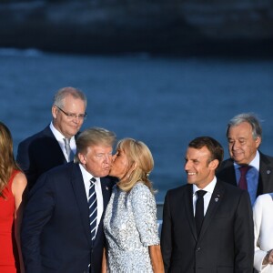 Le président américain Donald Trump avec sa femme Melania Trump, le président français Emmanuel Macron avec sa femme Brigitte Macron - Les dirigeants du G7 et leurs invités posent pour une photo de famille lors du sommet du G7 à Biarritz, France, le 25 août 2019.