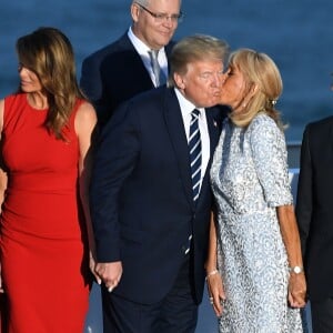 Le président américain Donald Trump avec sa femme Melania Trump, le président français Emmanuel Macron avec sa femme Brigitte Macron - Les dirigeants du G7 et leurs invités posent pour une photo de famille lors du sommet du G7 à Biarritz, France, le 25 août 2019.