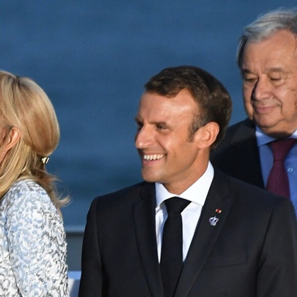 Le président américain Donald Trump avec sa femme Melania Trump, le président français Emmanuel Macron avec sa femme Brigitte Macron - Les dirigeants du G7 et leurs invités posent pour une photo de famille lors du sommet du G7 à Biarritz, France, le 25 août 2019.