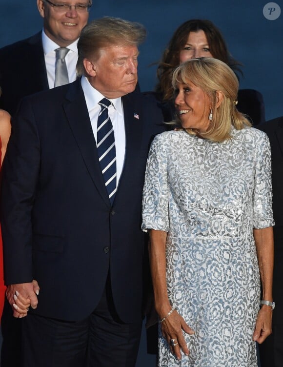 Le président américain Donald Trump et la Première Dame Brigitte Macron - Les dirigeants du G7 et leurs invités posent pour une photo de famille lors du sommet du G7 à Biarritz, France, le 25 août 2019.