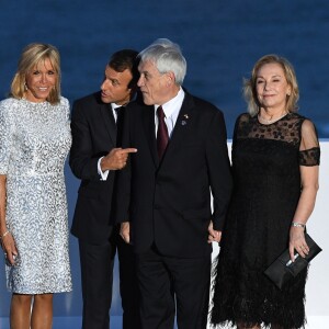 Le président américain Donald Trump avec sa femme Melania Trump, le président français Emmanuel Macron avec sa femme Brigitte Macron, le président chilien Sebastian Pinera avec sa femme Cecilia Morel - Les dirigeants du G7 et leurs invités posent pour une photo de famille lors du sommet du G7 à Biarritz, France, le 25 août 2019.