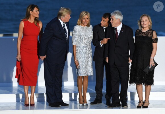 Le président américain Donald Trump avec sa femme Melania Trump, le président français Emmanuel Macron avec sa femme Brigitte Macron, le président chilien Sebastian Pinera avec sa femme Cecilia Morel - Les dirigeants du G7 et leurs invités posent pour une photo de famille lors du sommet du G7 à Biarritz, France, le 25 août 2019.