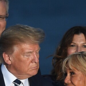 Le président américain Donald Trump avec sa femme Melania Trump, le président français Emmanuel Macron avec sa femme Brigitte Macron - Les dirigeants du G7 et leurs invités posent pour une photo de famille lors du sommet du G7 à Biarritz, France, le 25 août 2019.