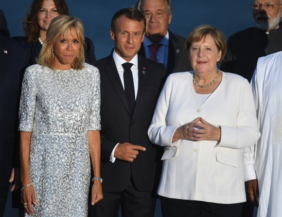Le président français Emmanuel Macron avec sa femme Brigitte Macron, La chancelière allemande Angela Merkel - Les dirigeants du G7 et leurs invités posent pour une photo de famille lors du sommet du G7 à Biarritz, France, le 25 août 2019.