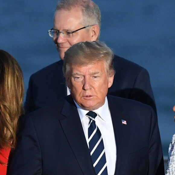 Le Premier ministre canadien, Justin Trudeau, le président américain Donald Trump avec sa femme Melania Trump et la Première Dame Brigitte Macron - Les dirigeants du G7 et leurs invités posent pour une photo de famille lors du sommet du G7 à Biarritz, France, le 25 août 2019.