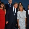 Le président américain Donald Trump avec sa femme Melania Trump, le président français Emmanuel Macron avec sa femme Brigitte Macron - Les dirigeants du G7 et leurs invités posent pour une photo de famille lors du sommet du G7 à Biarritz, France, le 25 août 2019.