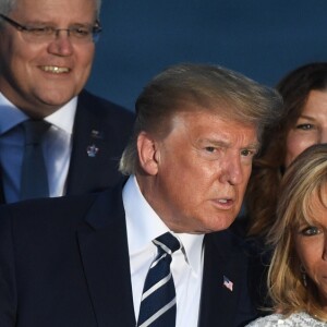 Le président américain Donald Trump avec sa femme Melania Trump, le président français Emmanuel Macron avec sa femme Brigitte Macron - Les dirigeants du G7 et leurs invités posent pour une photo de famille lors du sommet du G7 à Biarritz, France, le 25 août 2019.