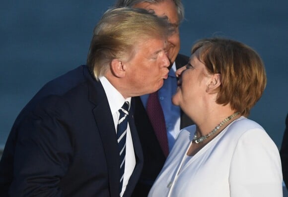 Le président américain Donald Trump et la chancelière allemande Angela Merkel - Les dirigeants du G7 et leurs invités posent pour une photo de famille lors du sommet du G7 à Biarritz, France, le 25 août 2019.