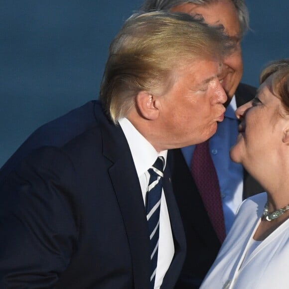 Le président américain Donald Trump et la chancelière allemande Angela Merkel - Les dirigeants du G7 et leurs invités posent pour une photo de famille lors du sommet du G7 à Biarritz, France, le 25 août 2019.