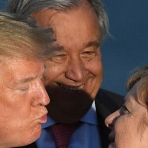 Le président américain Donald Trump et la chancelière allemande Angela Merkel - Les dirigeants du G7 et leurs invités posent pour une photo de famille lors du sommet du G7 à Biarritz, France, le 25 août 2019.