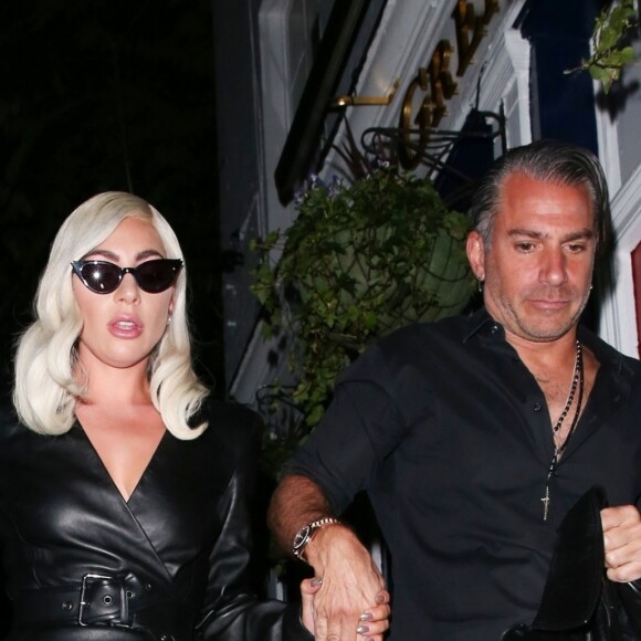 Lady Gaga et Christian Carino se rendent dans le pub "The Grenadier" à Londres, le 26 septembre 2018.