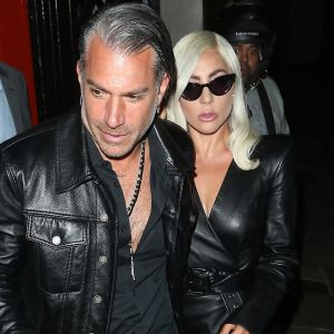 Lady Gaga et son compagnon Christian Carino se rendent dans le pub "The Grenadier" à Londres, le 26 septembre 2018.