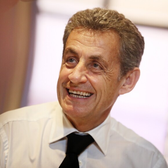 Nicolas Sarkozy dédicace son livre "Passions" puis se promène, à la rencontre des habitants de Bordeaux, le 4 juillet 2019. © Patrick Bernard/Bestimage
