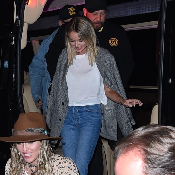 Miley Cyrus et Kaitlynn Carter arrivent à l'Up & Down pour l'after party des MTV Video Music Awards. New York, le 26 août 2019.