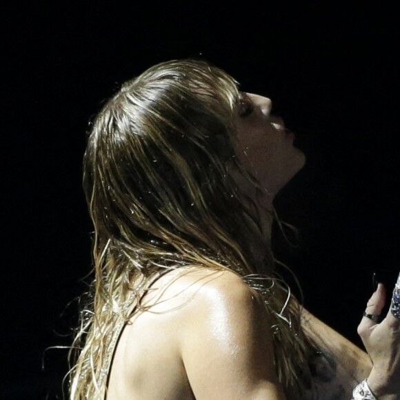 Miley Cyrus interprète son nouveau single lors des MTV Video Music Awards. Newark, le 26 août 2019.