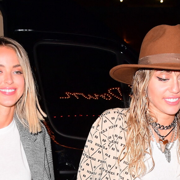 Miley Cyrus et Kaitlynn Carter arrivent à l'Up & Down pour l'after party des MTV Video Music Awards. New York, le 26 août 2019.
