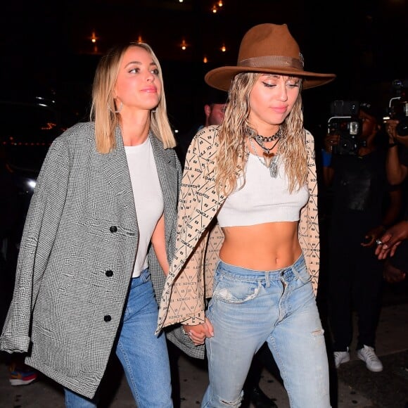 Miley Cyrus et Kaitlynn Carter arrivent à l'Up & Down pour l'after party des MTV Video Music Awards. New York, le 26 août 2019.