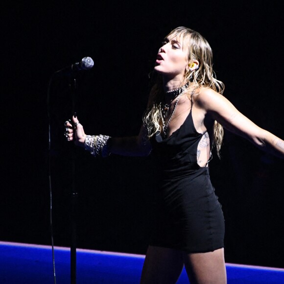 Miley Cyrus interprète son nouveau single lors des MTV Video Music Awards. Newark, le 26 août 2019.