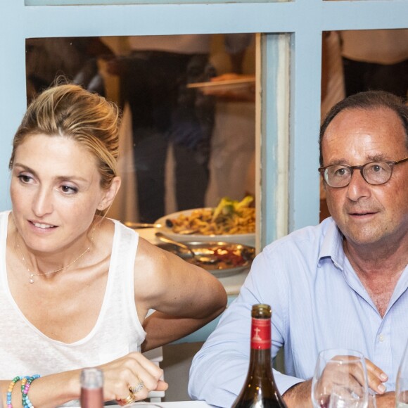 Exclusif - François Hollande et sa compagne Julie Gayet au restaurant après la représentation avec les acteurs de la pièce - Festival de Ramatuelle - Pièce ART de Y. Reza le 4 août 2018. Un dîner était donné à l'issue de la représentation. © Cyril Bruneau / Festival de Ramatuelle / BestImage