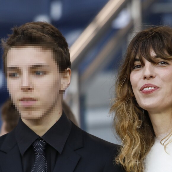 Lou Doillon et son fils Marlowe dans les tribunes lors du match de Ligue 1 "PSG - Rennes" au Parc des Princes à Paris, le 12 mai 2018. © Marc Ausset-Lacroix/Bestimage