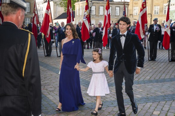 La princesse Marie de Danemark, le prince Nikolai et la princesse Athena lors du dîner donné par la reine Margrethe II de Danemark le 7 juin 2019 pour les 50 ans du prince Joachim, à Copenhague.