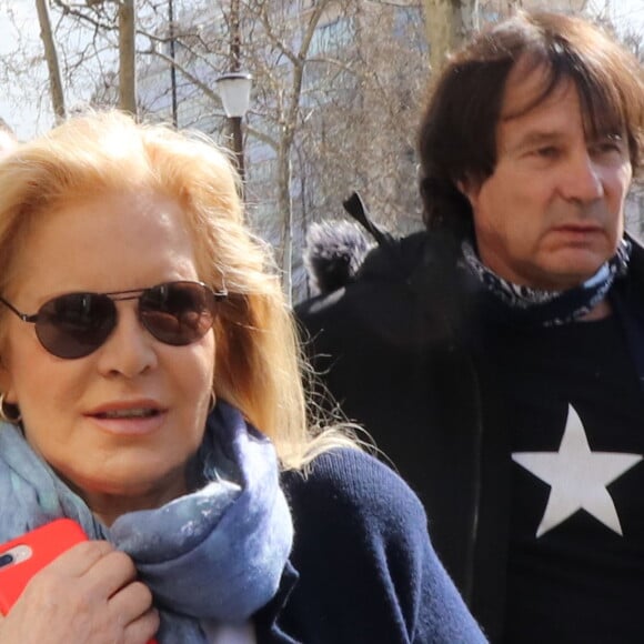 Sylvie Vartan à la sortie de la station Fun radio à Paris le 20 mars 2019.