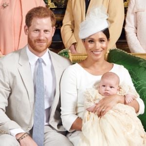 Meghan Markle, duchesse de Sussex, et le prince Harry en famille lors du baptême de leur fils Archie Mountbatten-Windsor le 6 juillet 2019 dans le Salon Vert au château de Windsor, entourés de la duchesse Camilla de Cornouailles, la duchesse Catherine de Cambridge, le prince Charles, Doria Ragland, Lady Jane Fellowes, Lady Sarah McCorquodale et le prince William, photographiés par Chris Allerton. ©Chris Allerton/SussexRoyal/PA Photos/Bestimage