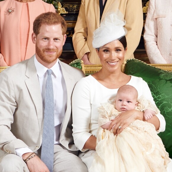 Meghan Markle, duchesse de Sussex, et le prince Harry en famille lors du baptême de leur fils Archie Mountbatten-Windsor le 6 juillet 2019 dans le Salon Vert au château de Windsor, entourés de la duchesse Camilla de Cornouailles, la duchesse Catherine de Cambridge, le prince Charles, Doria Ragland, Lady Jane Fellowes, Lady Sarah McCorquodale et le prince William, photographiés par Chris Allerton. ©Chris Allerton/SussexRoyal/PA Photos/Bestimage