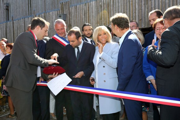 Nicolas Poclet, maire d'Azincourt, Sébastien Lecornu, ministre auprès de la ministre de la Cohésion des territoires et des Relations avec les collectivités territoriales, chargé des collectivités territoriales, la Première dame Brigitte Macron et Stéphane Bern coupent le ruban lors de l'inauguration du centre Historique Médiéval d'Azincourt, France, le 29 août 2019.