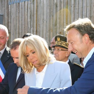 Daniel Fasquelle, députe maire du Touquet, Nicolas Poclet, maire d'Azincourt, Sébastien Lecornu, ministre auprès de la ministre de la Cohésion des territoires et des Relations avec les collectivités territoriales, chargé des collectivités territoriales, la Première dame Brigitte Macron, Stéphane Bern et Pascal Deray, président de la Communauté de Communes des 7 vallees, coupent le ruban lors de l'inauguration du centre Historique Médiéval d'Azincourt, France, le 29 août 2019.