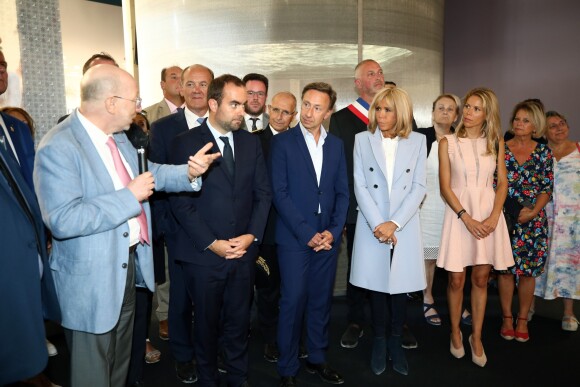 Sébastien Lecornu, ministre auprès de la ministre de la Cohésion des territoires et des Relations avec les collectivités territoriales, chargé des collectivités territoriales, Stéphane Bern, la Première dame Brigitte Macron et sa fille Tiphaine Auzière lors de l'inauguration du centre Historique Médiéval d'Azincourt, France, le 29 août 2019.